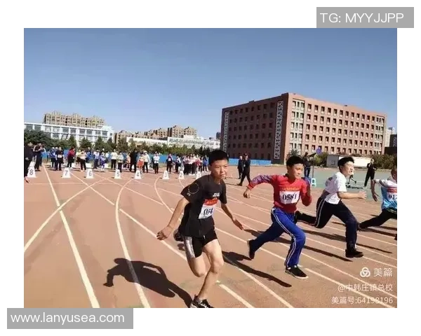 小明热爱足球运动的成长故事与他在球场上的精彩瞬间